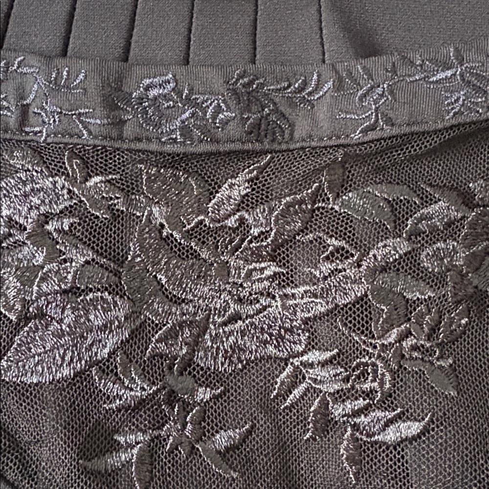 Cleo Petites Elegant Navy blue embroidered blouse size SP. - Picture 5 of 7